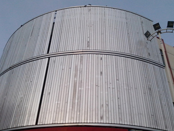 원호 삼면 뒤집기 광고판 설치 기술 난점 분석